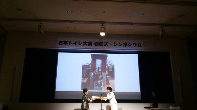 有村治子女性活躍担当大臣から表彰を受けるNICCO理事長・小野了代