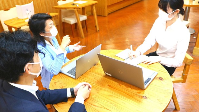 ©株式会社えにさむ【学生プロジェクト会議の様子】左から「株式会社えにさむ 事業統括」「2004年内閣府認証の事業型 NPO 法人日本 IT イノベーション協会 理事」「株式会社えにさむ 有償インターンシップ生  学生プロジェクトリーダー」