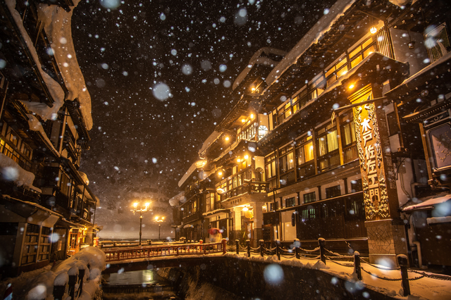 雪景色の銀山温泉は、幻想的といえるほどの美しさ！