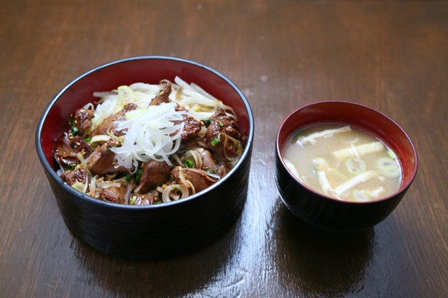 鹿児島県産鶏の白レバ丼