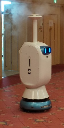 真っ白なロボットを