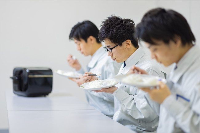 開発メンバーの食味試験中の写真