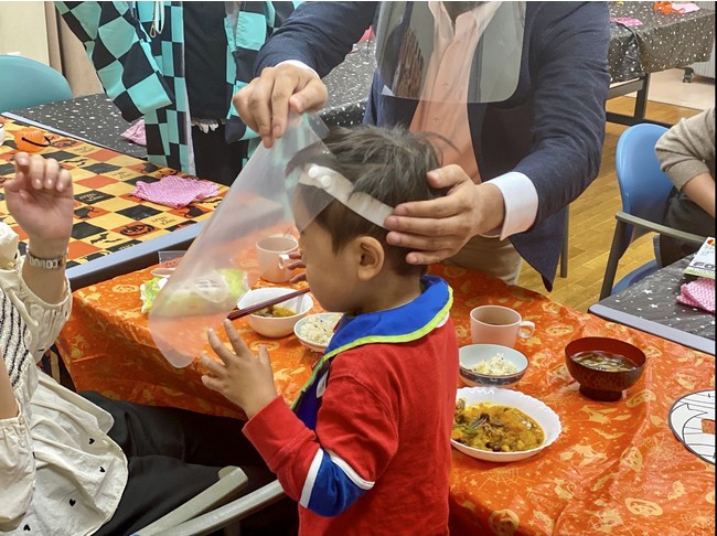 子どもから大人まで使える食事専用フードシールド（寄付先の子ども食堂にて）