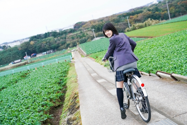 「竹内愛紗カレンダー2018.04-2019.03」（東京ニュース通信社刊）