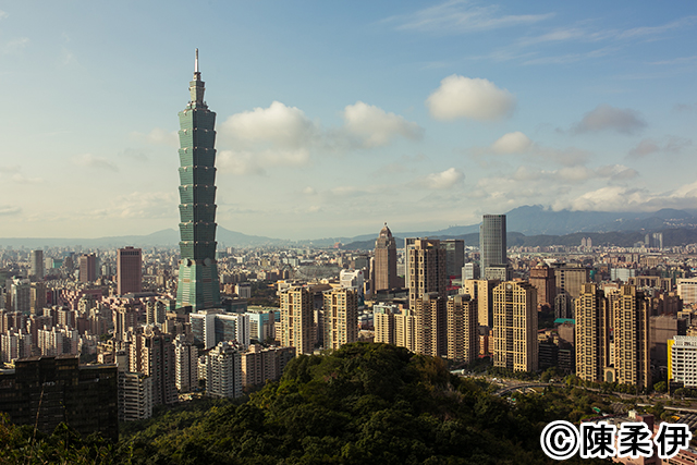 信義区にある象山展望台から眺める台北101。高さ508m。空にそびえ立つ台北市のシンボル