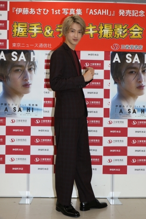 伊藤あさひ1st写真集「ASAHI」(東京ニュース通信社刊）