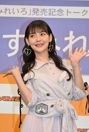 上坂すみれ写真集「すみれいろ」（東京ニュース通信社刊）