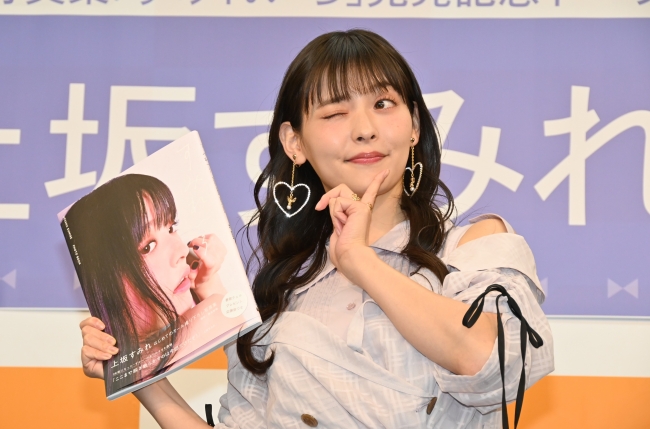 上坂すみれ写真集「すみれいろ」（東京ニュース通信社刊）