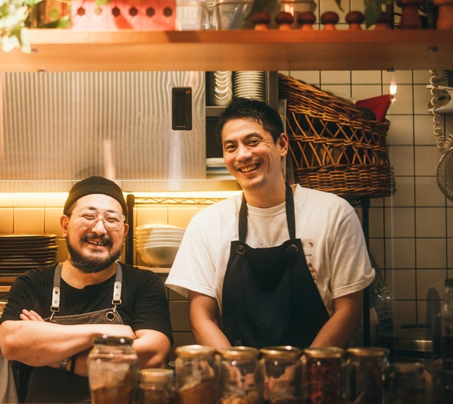 料理長の桜井順一とサービス責任者の城戸圭太