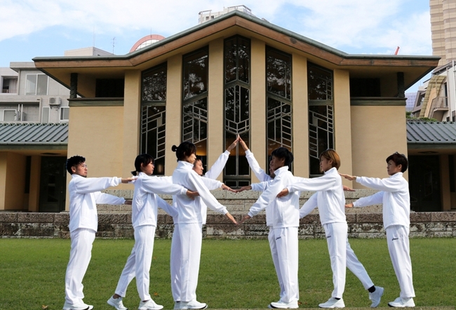 【写真】自由学園明日館（東京都豊島区）の“窓”を模写した「まど体操」（合成イメージ）