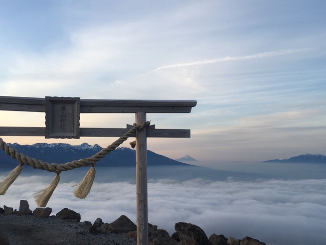 山頂にある車山神社から望む富士山