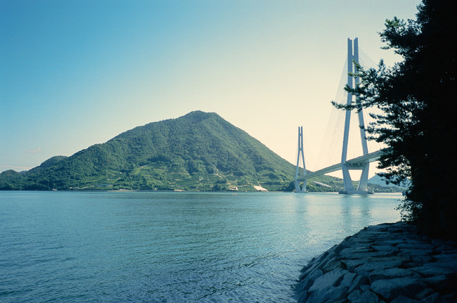 心地よい潮風と奥深い自然が重なる、瀬戸田の風景 (Photo Max Houtzager)