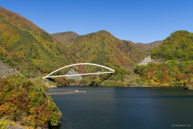 みずがき湖の紅葉（写真提供：北杜市役所）　