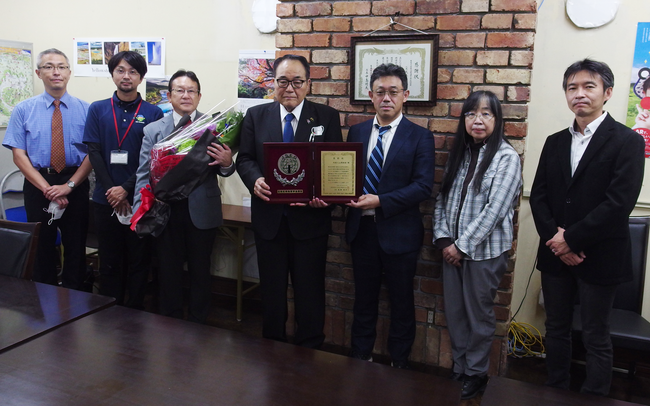 右から池見九州支部長、清﨑氏、長田会長、阿蘇火山博物館岡田常務理事、池辺館長、永田氏、末永常務理事