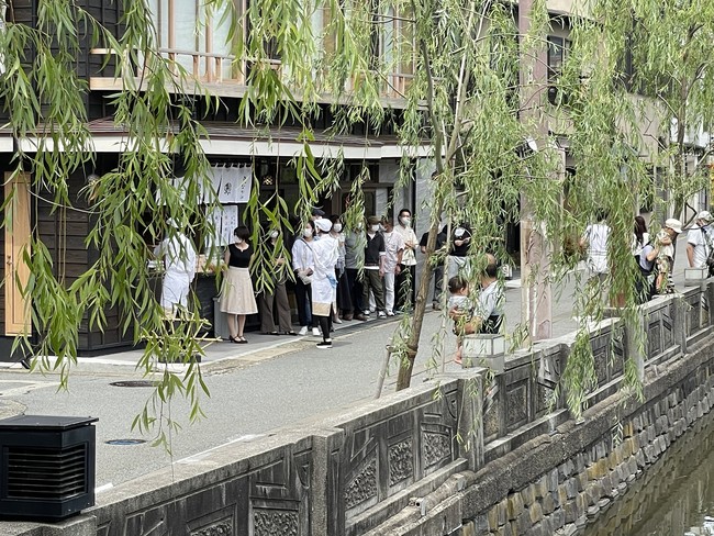 城崎温泉の風情豊かな柳通りに面した店舗