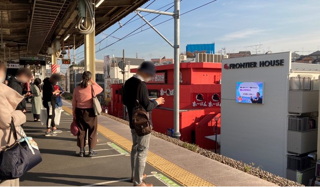 駅ホームから見えるデジタル看板