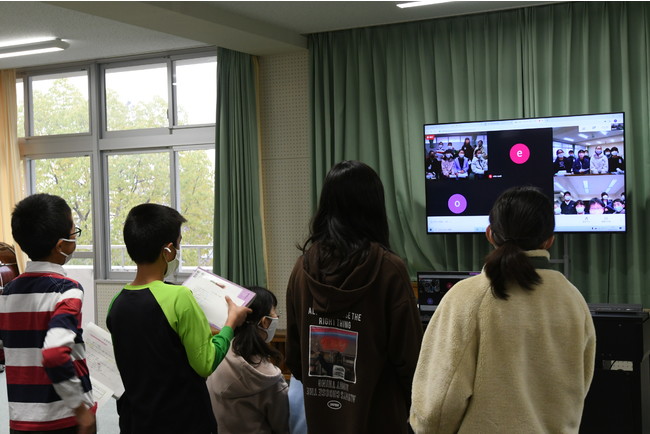 五日市小学校の子どもたちとオンライ ンでの事前交流の様子