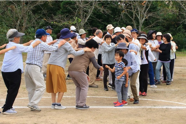 三世代笑顔でふれあい