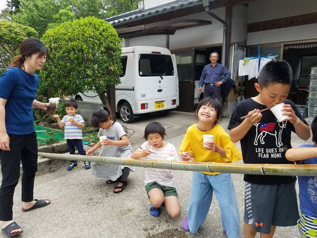 なかよしご近所、並んで流し素麺！