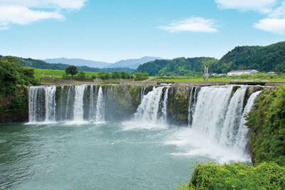 のどかな田園風景にドーンと現れる滝！