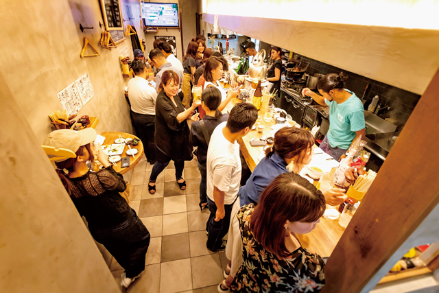 夜な夜なにぎわう話題店「立ち呑みうどん みのり」