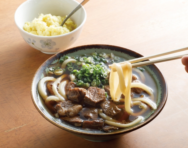 牛ホホ肉と黒いツユが特徴の「ドギドギうどん」の店「めん処 たけや」