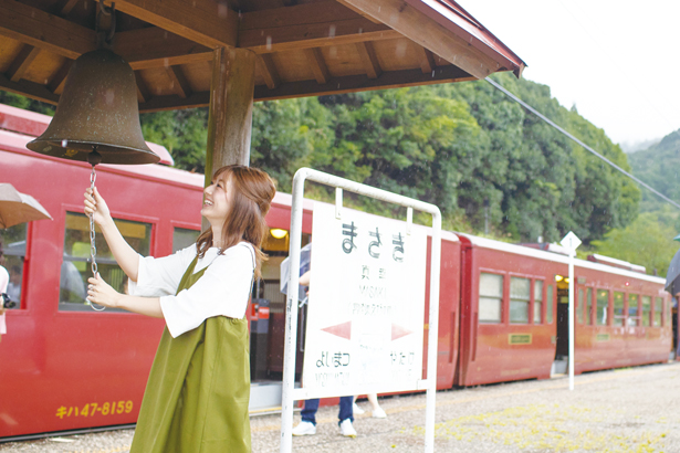 「真幸駅」のホームで幸せの鐘を鳴らそう