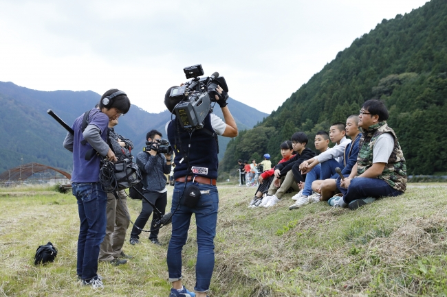 依頼者の緊張を解くのも探偵の大切な仕事。自然な会話や笑顔を引き出します