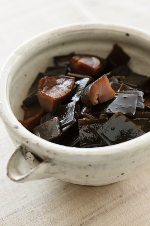 昆布の佃煮を添えて、寒い日の朝ごはんに