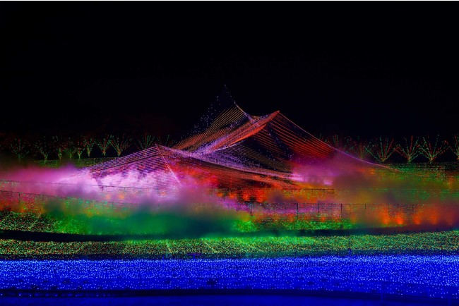 「なばなの里」（三重県）のテーマエリアにはイルミと人工霧、人工雲の豪華なコラボが出現