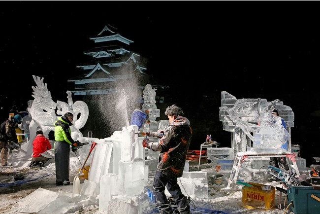 夜通し行われる氷像彫刻