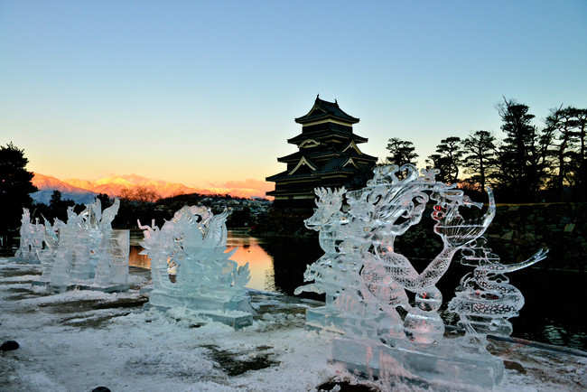 北アルプスのモルゲンロートと氷像