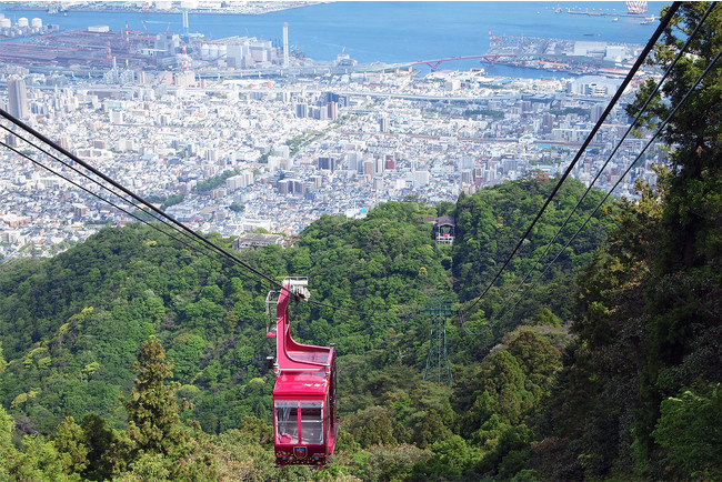 山と街と海を背景に進むまやビューライン