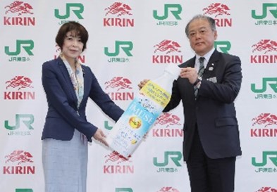 キリンホールディングス㈱　常務執行役員　兼　ブランド戦略部長　坪井純子（左） 東日本旅客鉄道㈱　常務取締役　赤石良治様（右)