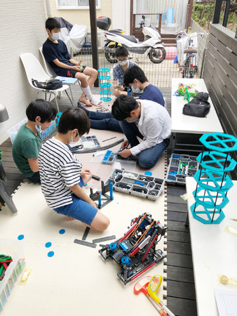 自宅のパティオでロボット製作に取り掛かる様子