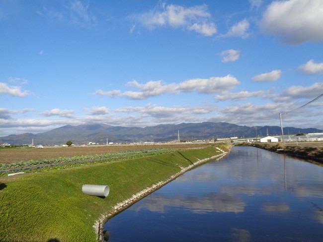 公共工事：雑草低減、土壌流出効果も高く河川法面等の緑化にも活用されています