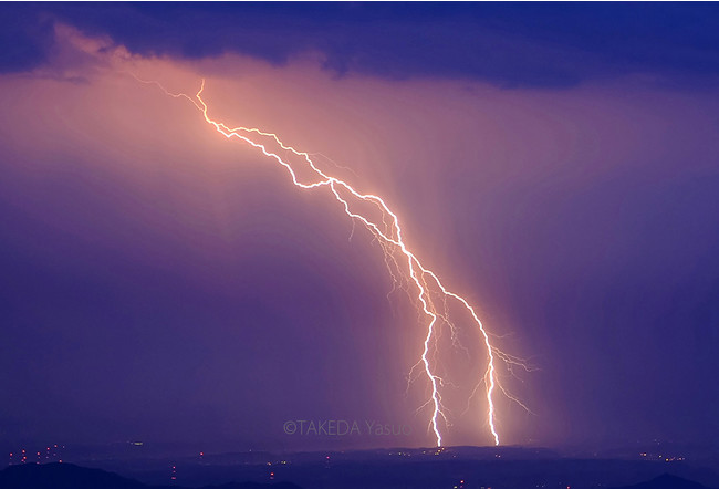 落雷（雷雲が通り過ぎたあとに、遠くで同時に2本の落雷があった）