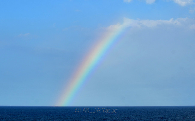 海上の虹（虹は、天気と太陽光の位置関係で探す）