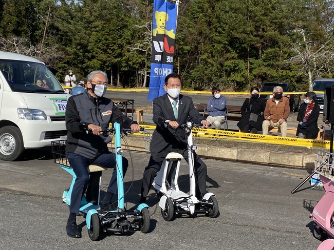 スポーツ大会会長古屋圭司衆議院議員と小坂恵那市長も颯爽と乗りこなした