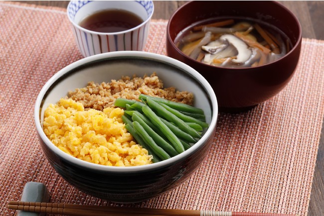 三色丼／細切り野菜のすまし汁