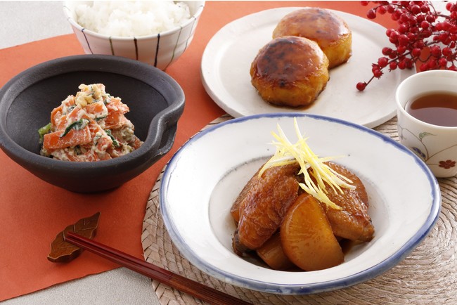 柿の胡麻酢和え／鶏手羽と大根の照り煮物／甘藷焼き饅頭