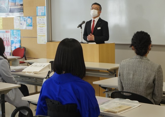 学校長による卒業証書授与