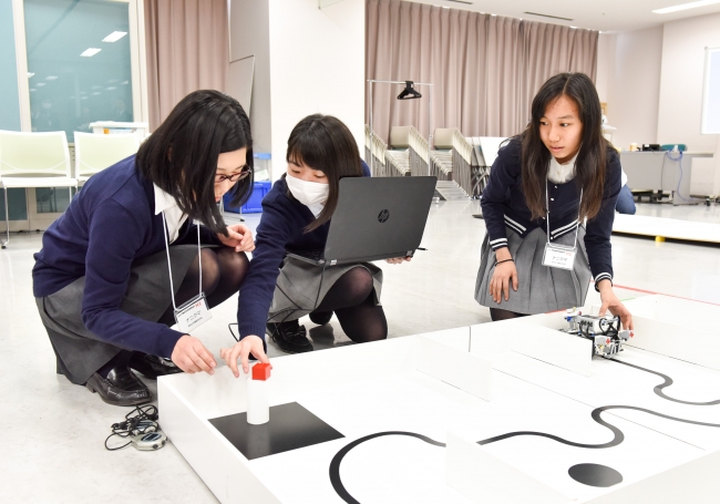 競技コースで参加チームが試走中