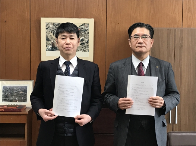 2020年3月31日同校での調印式（左今宮工科高等学校 校長 駒井知一 氏　右日本ペイント(株)販売本部マーケティング部長　八巻雄二)