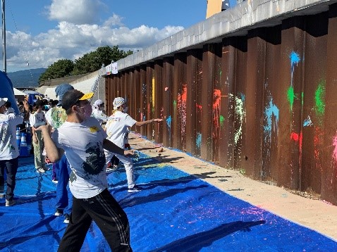 水風船や水鉄砲でアートを仕上げる子どもたち