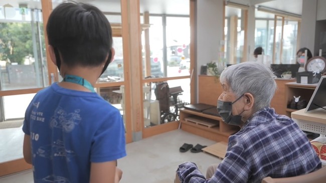 土間スペースでは、通いの利用者と駄菓子を買いに来た子どもたちとの交流が自然と生まれます