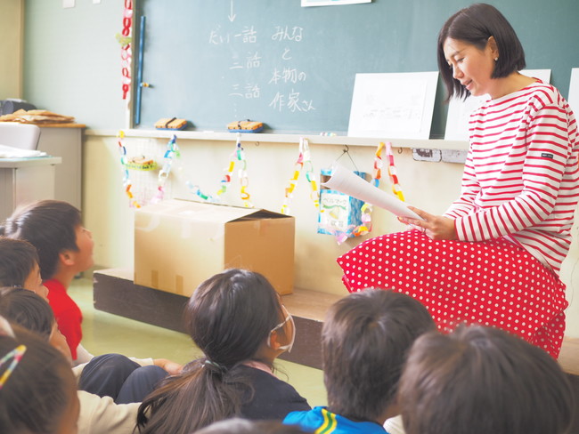 「代表の有川による小学校での読み聞かせボランティアの様子。」