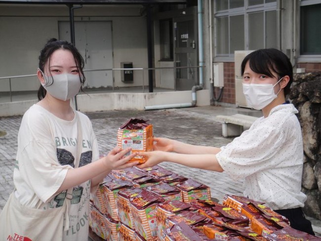 インスタントラーメンを受け取る学生