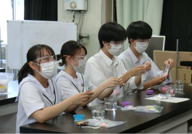 オンラインで同時に実験をする岡山一宮高等学校の学生達