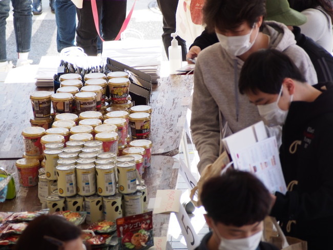 津島キャンパスでの支援食糧品配付の様子